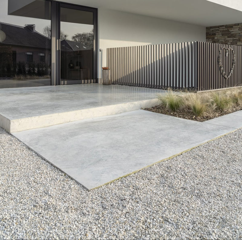 Revêtement continu sans joints en béton époxy Micropox, plus résistant qu’un béton ciré classique.