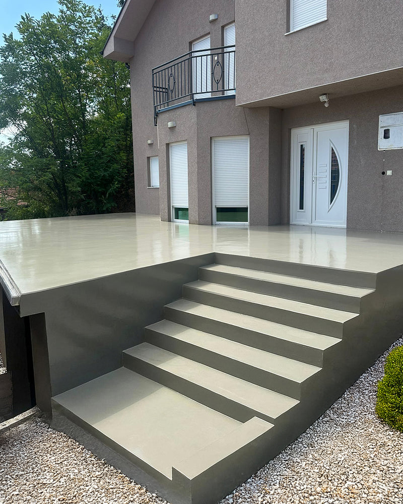 Terrasse extérieure moderne avec sol béton époxy Micropox étanche